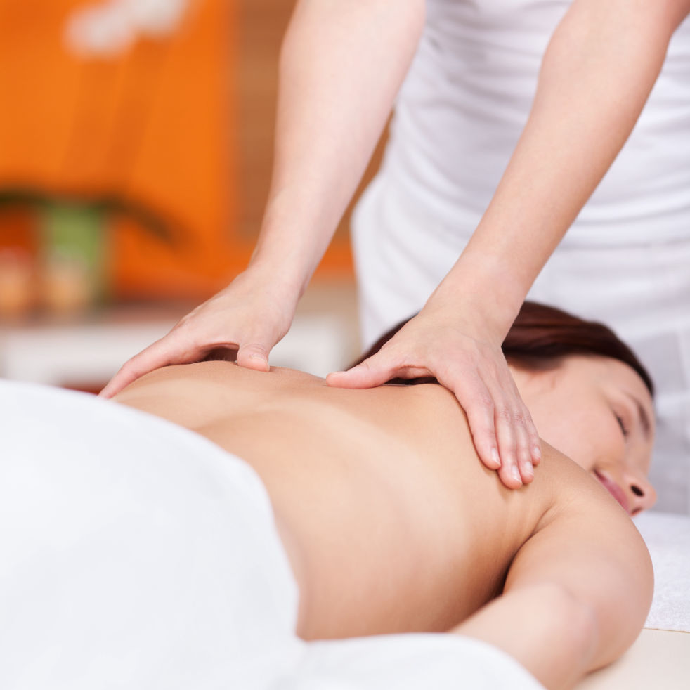 Femme se faisant masser